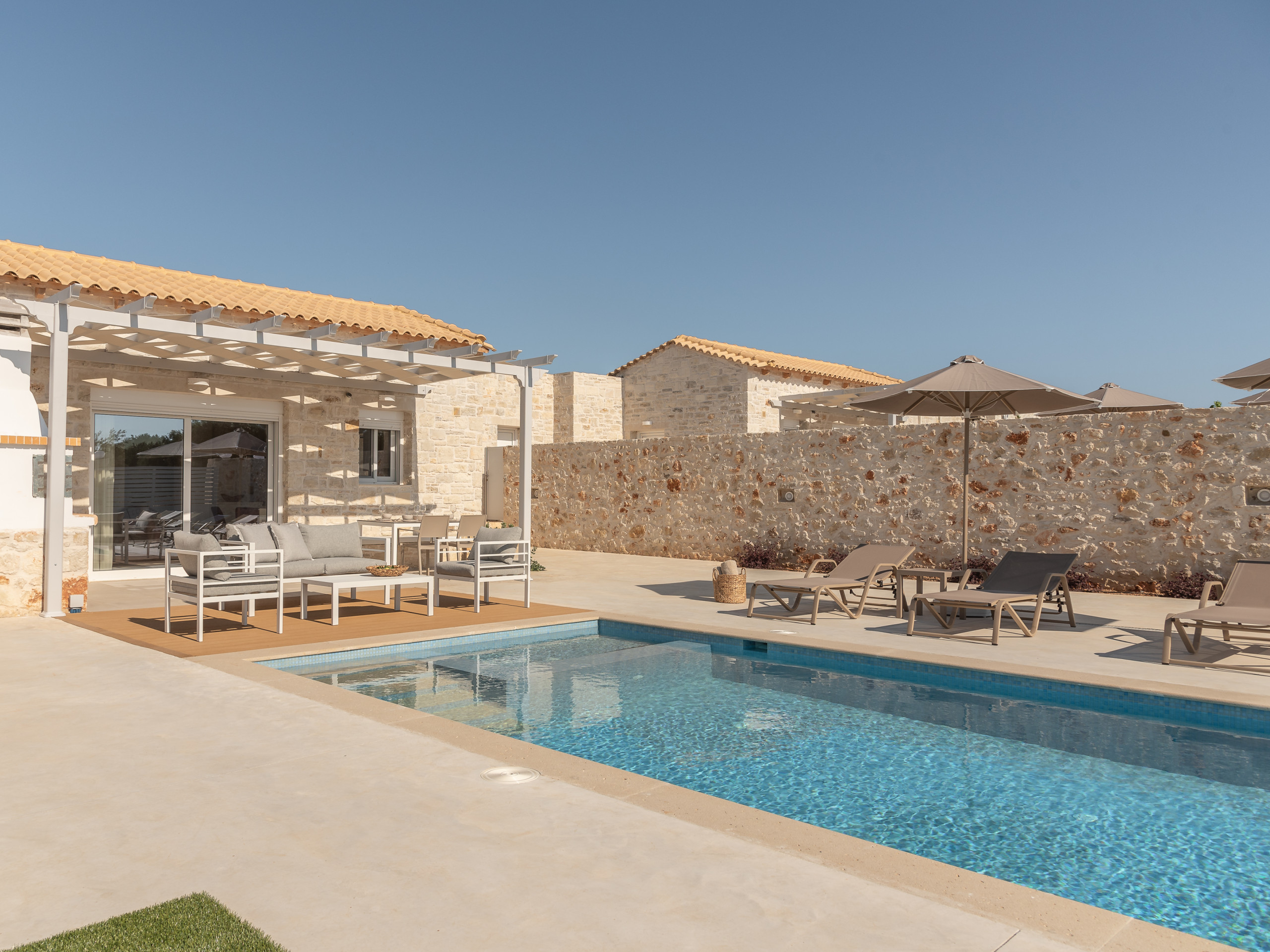 Evaero Villa II, Family Retreat with a 32m² Pool